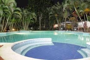 Caribbean Gardens Bungalow Huge Pool!